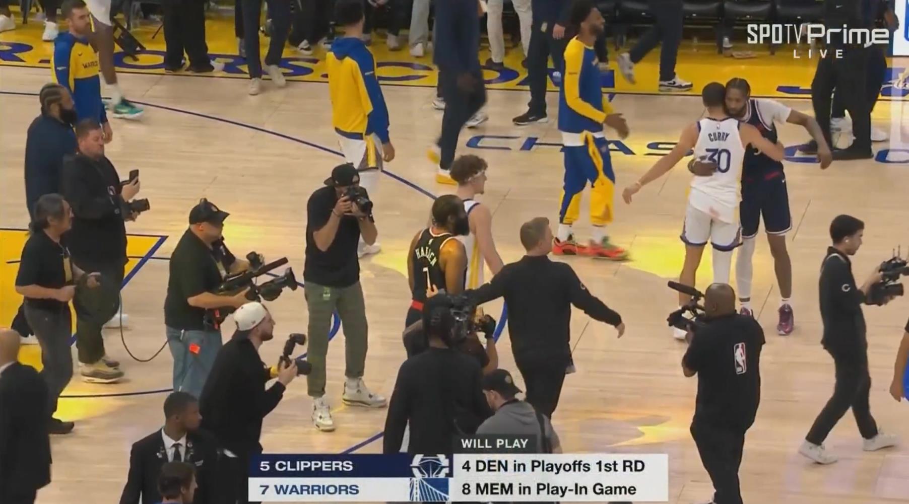 加时赛12分无解表现率队获胜！哈登赛后脸上笑容藏不住呀